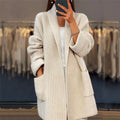 Offene Damen-Longstrickjacke mit Schalkragen und aufgesetzten Taschen