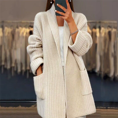 Offene Damen-Longstrickjacke mit Schalkragen und aufgesetzten Taschen in Creme