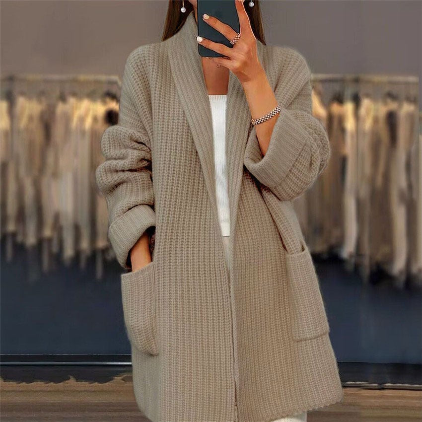 Offene Damen-Longstrickjacke mit Schalkragen und aufgesetzten Taschen in Braun