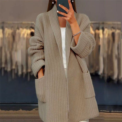 Offene Damen-Longstrickjacke mit Schalkragen und aufgesetzten Taschen in Braun