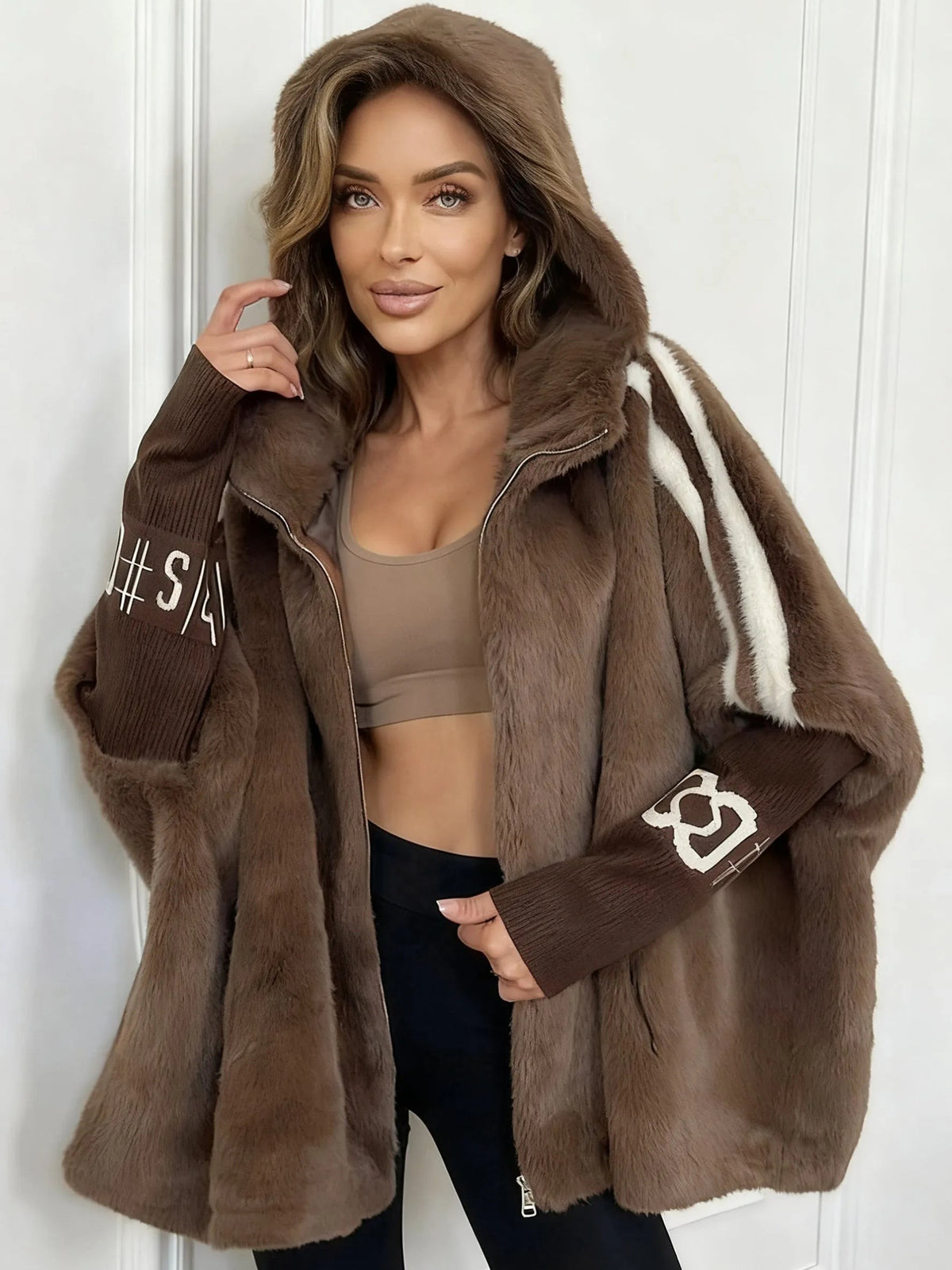 Oversized Damen-Kapuzenjacke aus Kunstfell mit Strickärmeln für den Winter in Braun