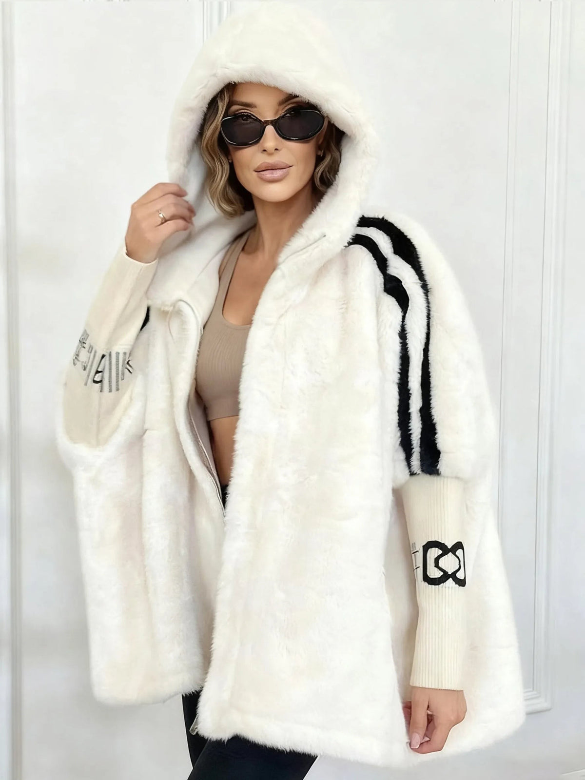 Oversized Damen-Kapuzenjacke aus Kunstfell mit Strickärmeln für den Winter in Weiß