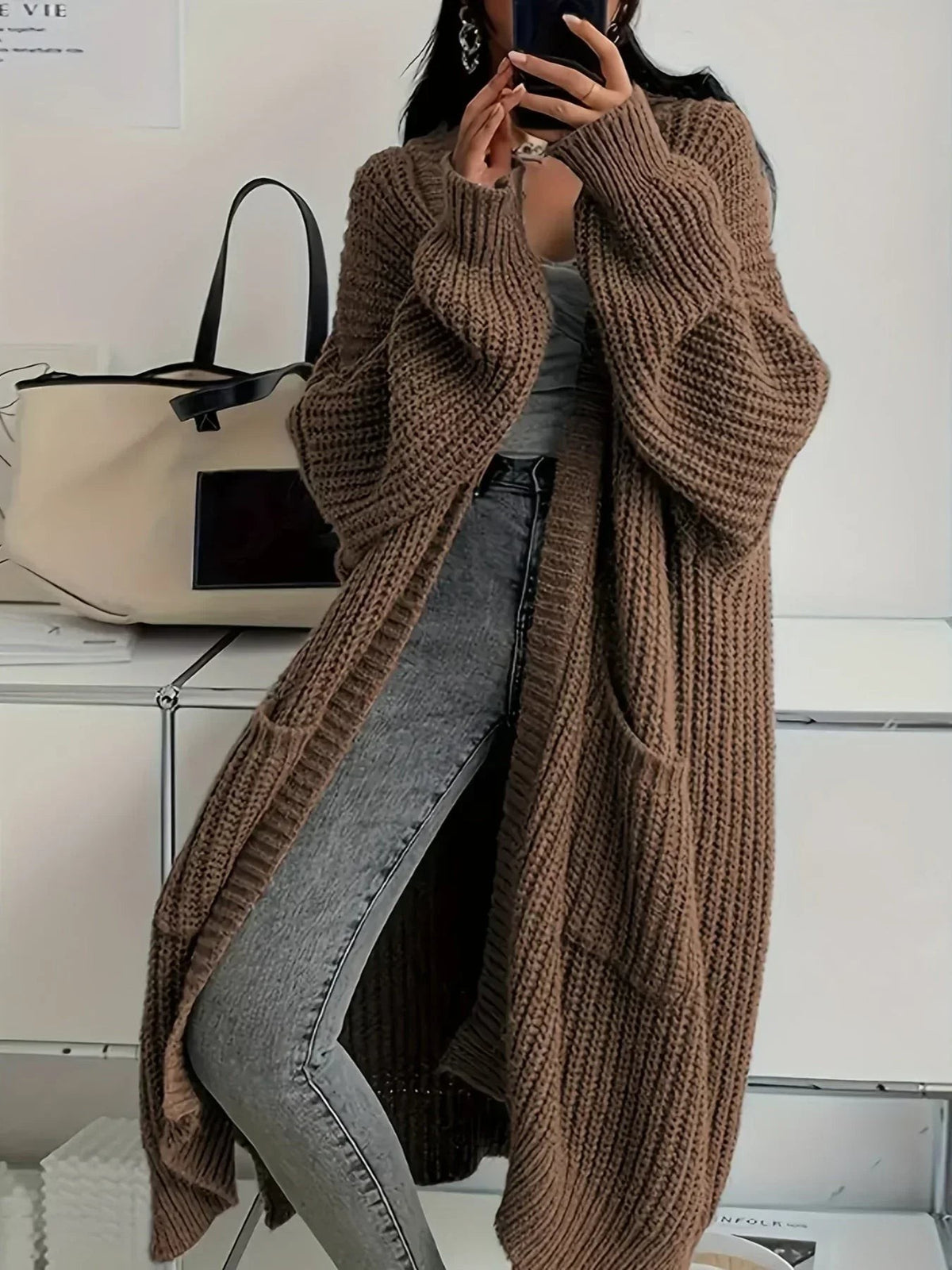 Oversized Damen-Longcardigan aus Grobstrick mit offener Front und aufgesetzten Taschen in Braun