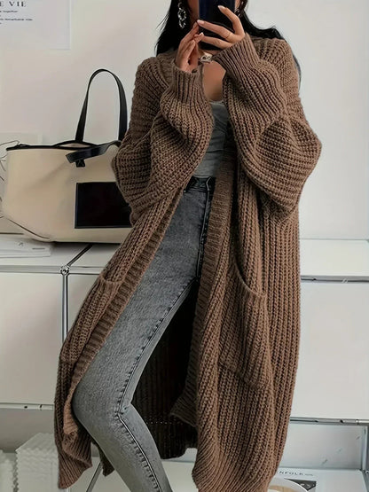 Oversized Damen-Longcardigan aus Grobstrick mit offener Front und aufgesetzten Taschen in Braun