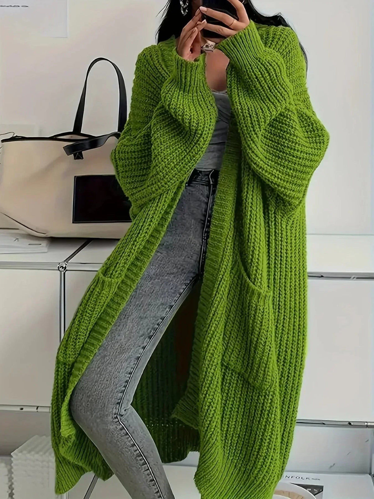 Oversized Damen-Longcardigan aus Grobstrick mit offener Front und aufgesetzten Taschen in Olivgrün