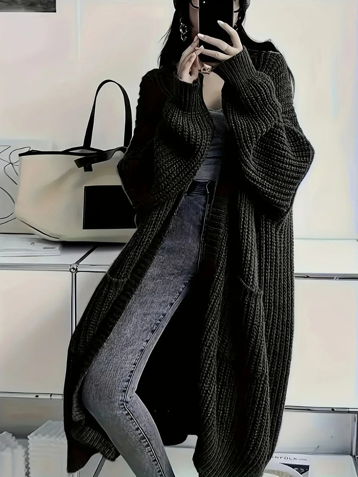 Oversized Damen-Longcardigan aus Grobstrick mit offener Front und aufgesetzten Taschen in Schwarz