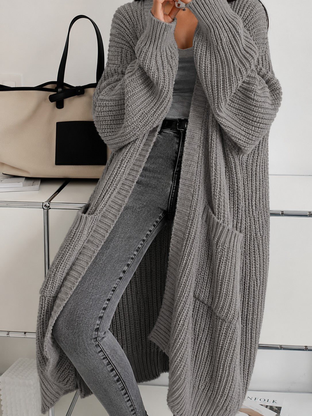 Oversized Damen-Longcardigan aus Grobstrick mit offener Front und aufgesetzten Taschen in Grau