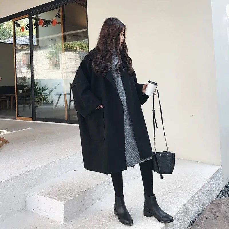 Oversized Damen-Mantel aus Wollmischung mit Reverskragen und aufgesetzten Taschen in Schwarz