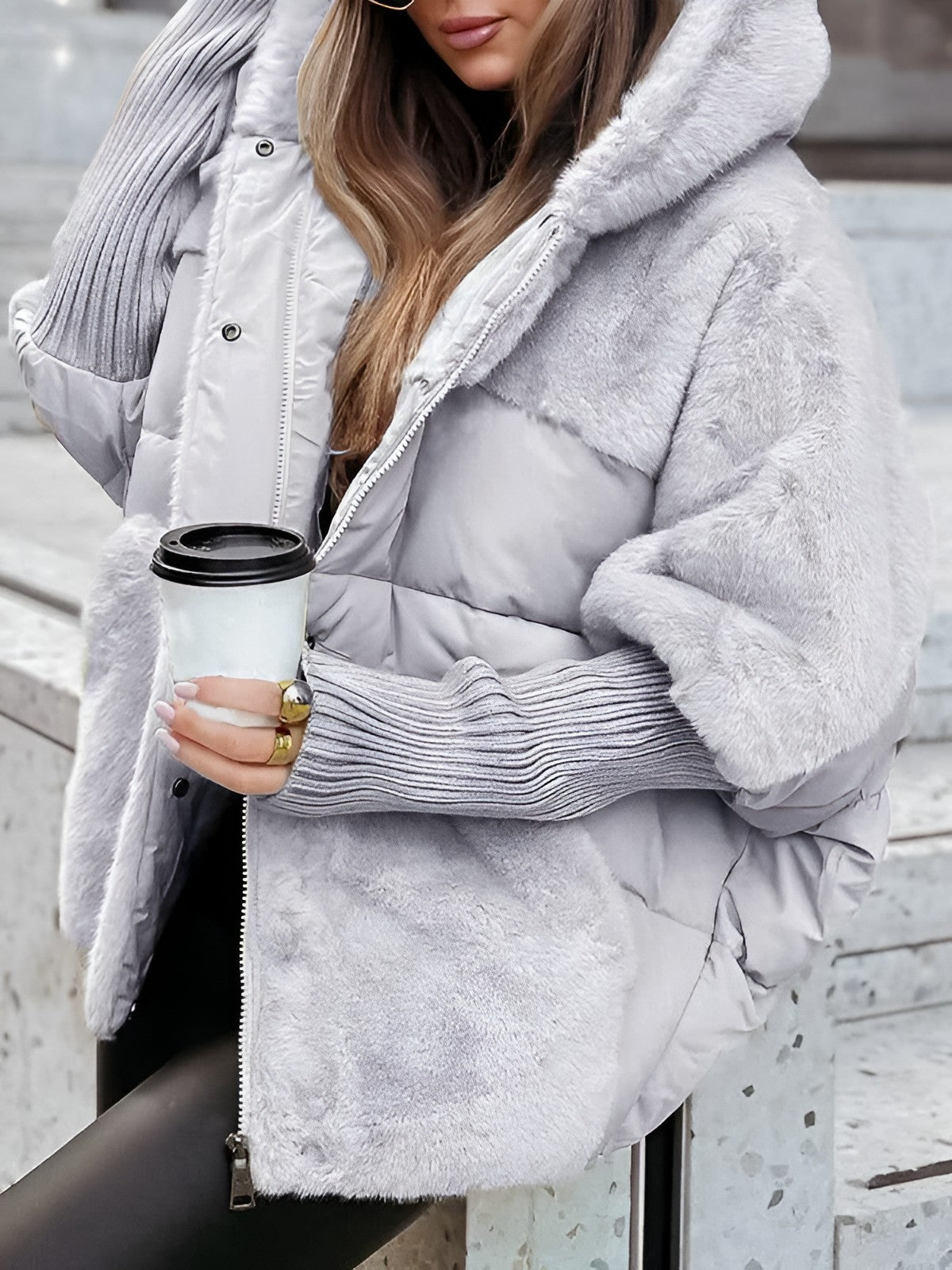 Oversized Damen-Steppjacke mit Kunstfellkapuze, Kunstfellfront und Strickbündchen für den Winter in Grau