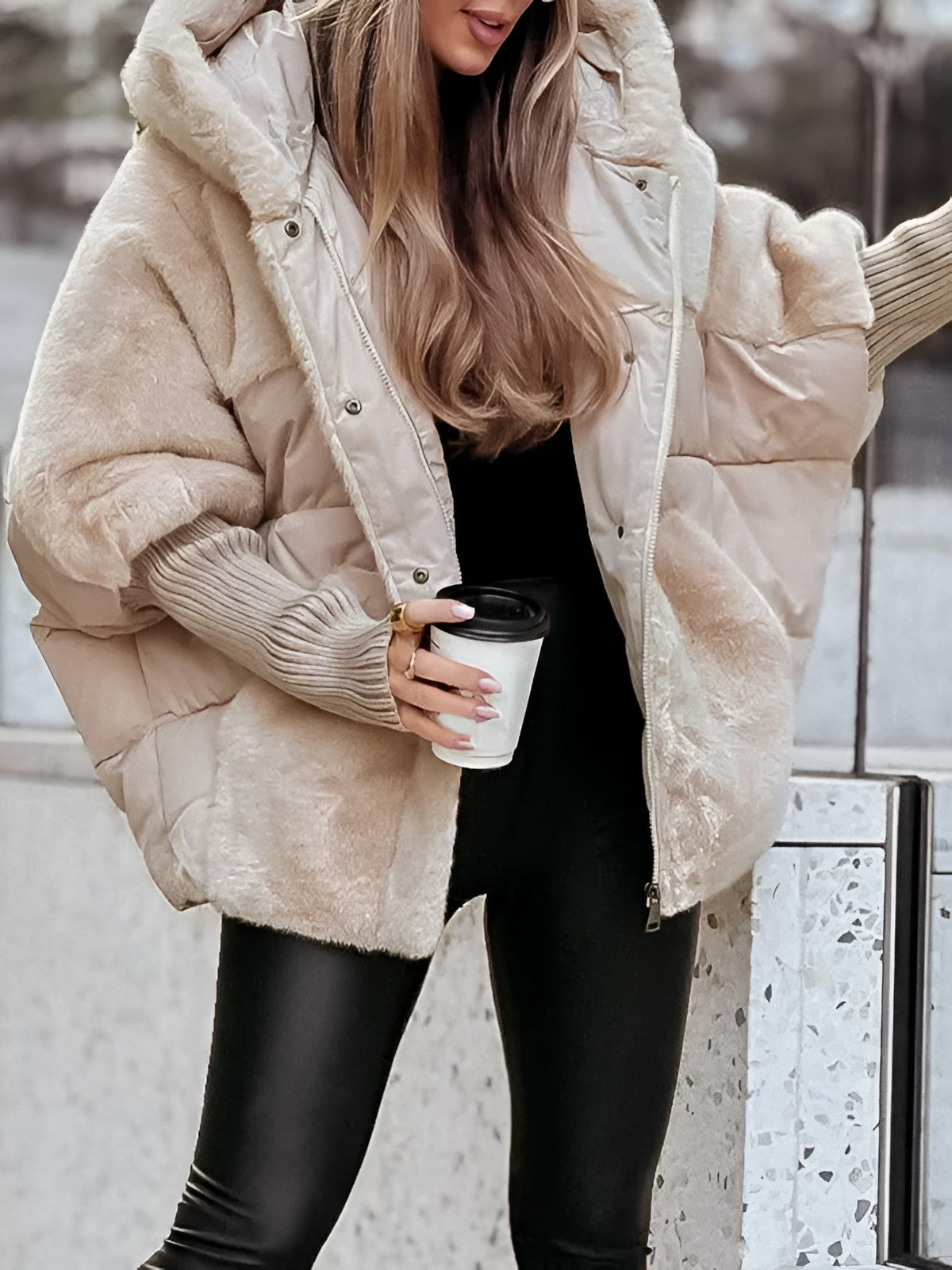 Oversized Damen-Steppjacke mit Kunstfellkapuze, Kunstfellfront und Strickbündchen für den Winter in Aprikose