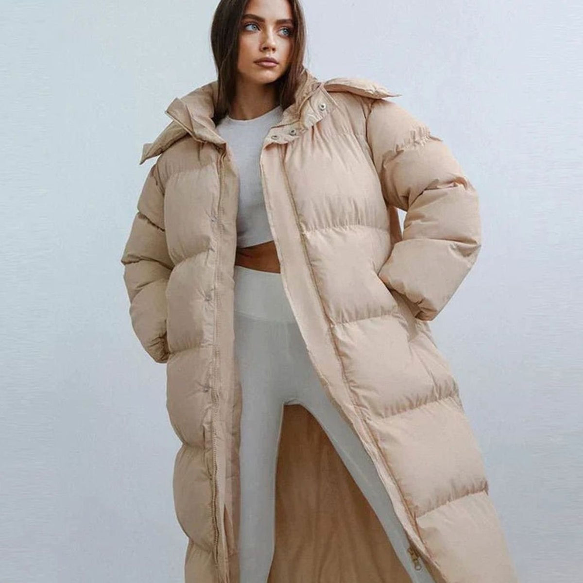 Oversized Damen-Steppmantel in Maxilänge mit Kapuze und Druckknopfleiste in Beige