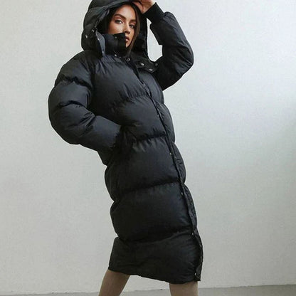 Oversized Damen-Steppmantel in Maxilänge mit Kapuze und Druckknopfleiste in Schwarz