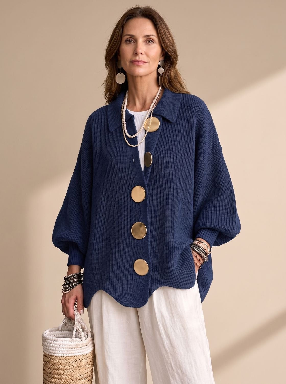 Oversized Damen-Strickjacke mit Ballonärmeln, Kragen und goldfarbenen Knöpfen in Navyblau