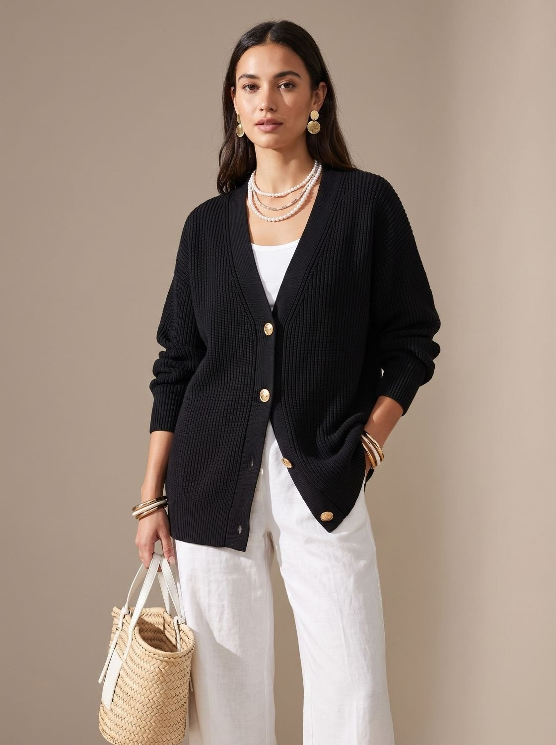 Oversized Damen-Strickjacke mit Ballonärmeln, Kragen und goldfarbenen Knöpfen in Schwarz