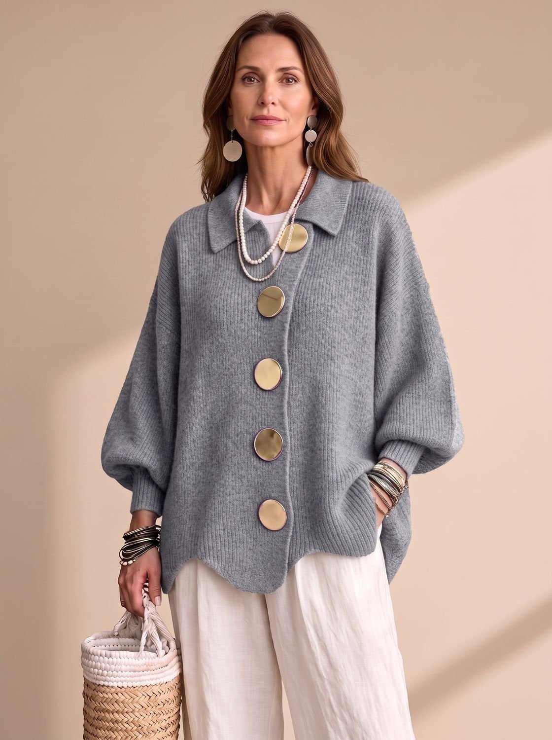 Oversized Damen-Strickjacke mit Ballonärmeln, Kragen und goldfarbenen Knöpfen in Grau