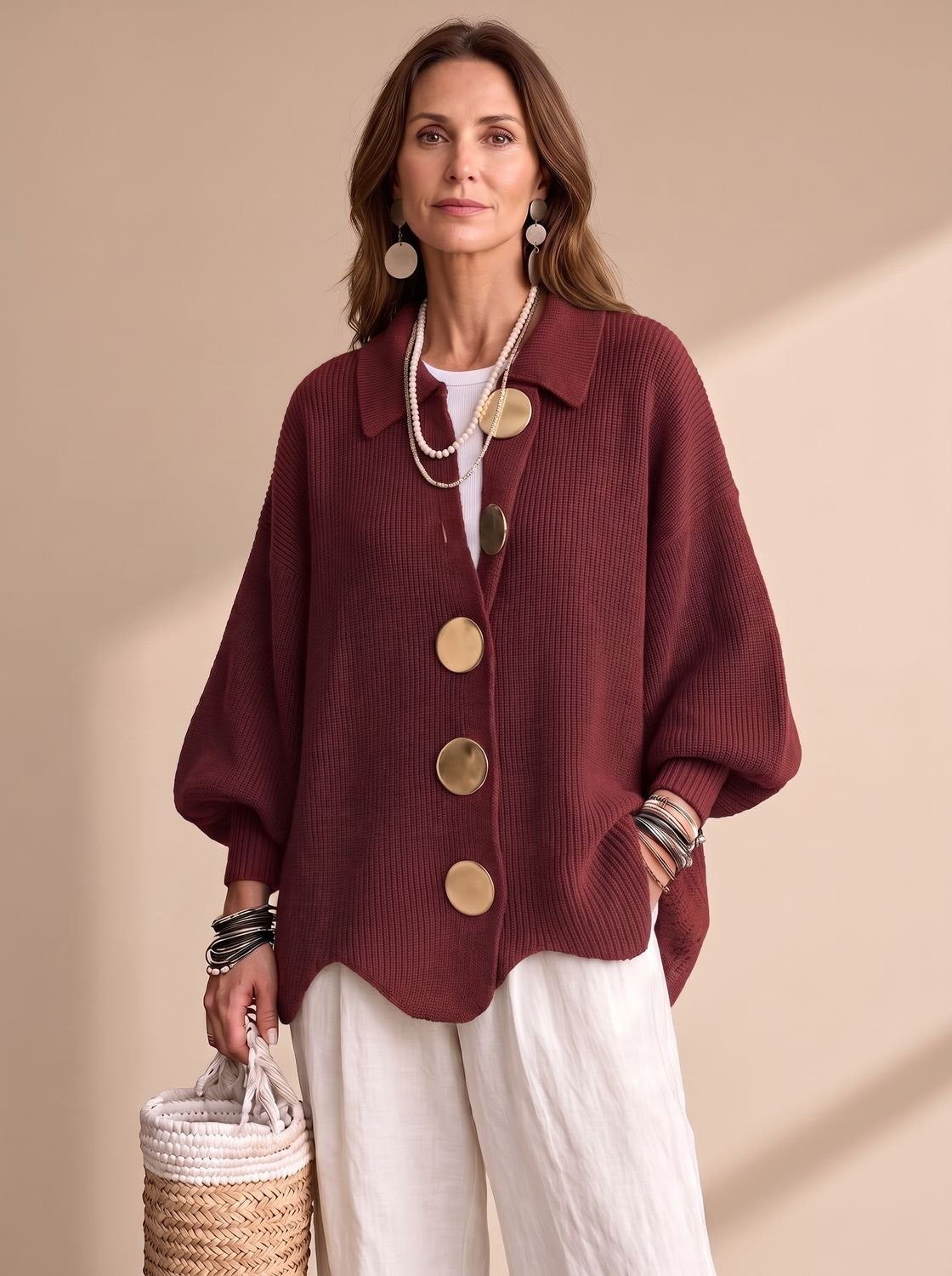 Oversized Damen-Strickjacke mit Ballonärmeln, Kragen und goldfarbenen Knöpfen in Rot