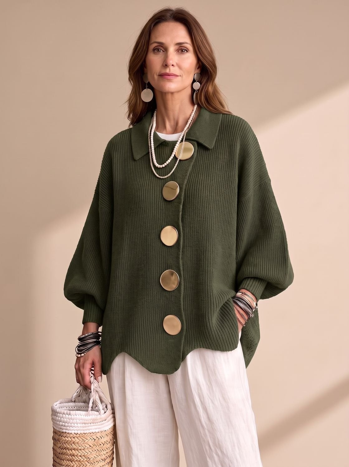 Oversized Damen-Strickjacke mit Ballonärmeln, Kragen und goldfarbenen Knöpfen in Olivgrün