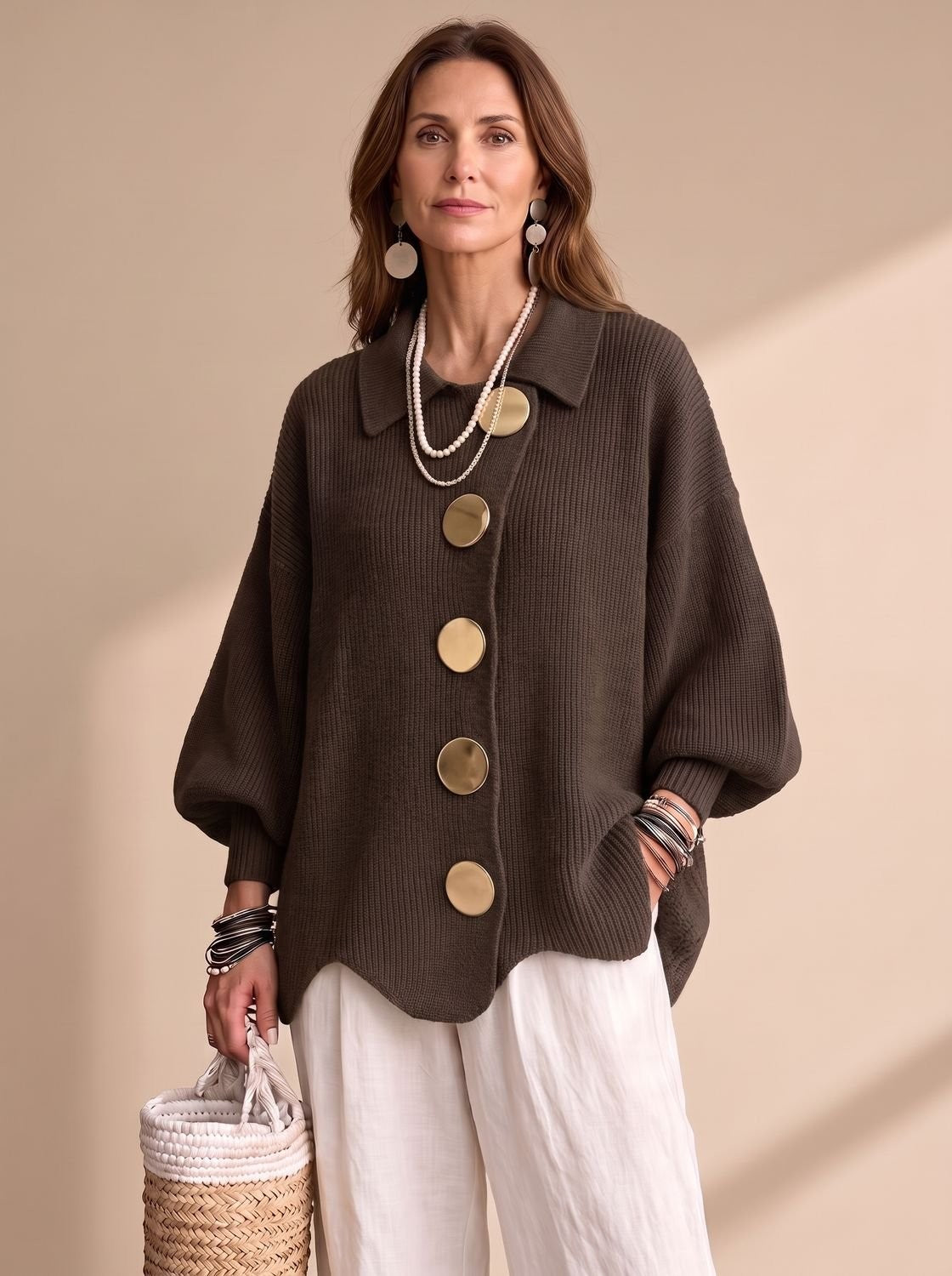 Oversized Damen-Strickjacke mit Ballonärmeln, Kragen und goldfarbenen Knöpfen in Mokka