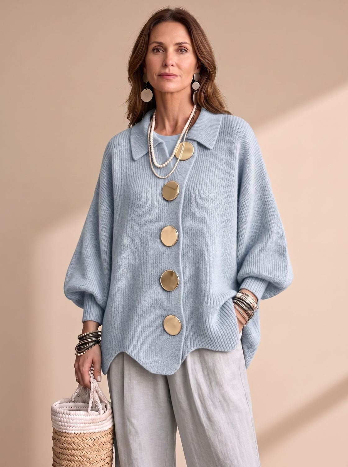 Oversized Damen-Strickjacke mit Ballonärmeln, Kragen und goldfarbenen Knöpfen in Himmelblau