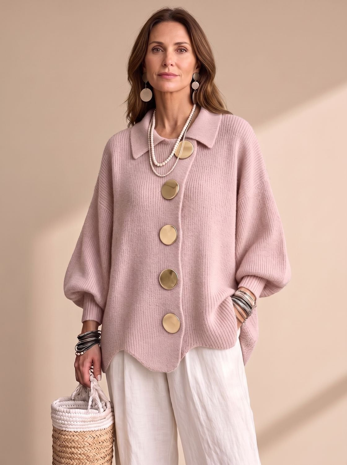 Oversized Damen-Strickjacke mit Ballonärmeln, Kragen und goldfarbenen Knöpfen in Puderrosa