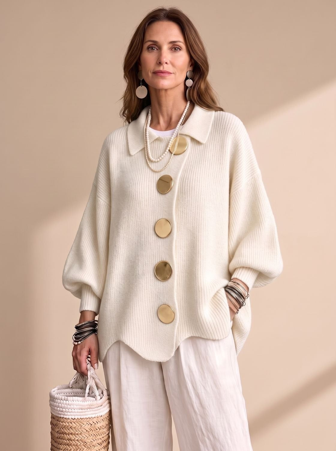 Oversized Damen-Strickjacke mit Ballonärmeln, Kragen und goldfarbenen Knöpfen in Elfenbeinweiß