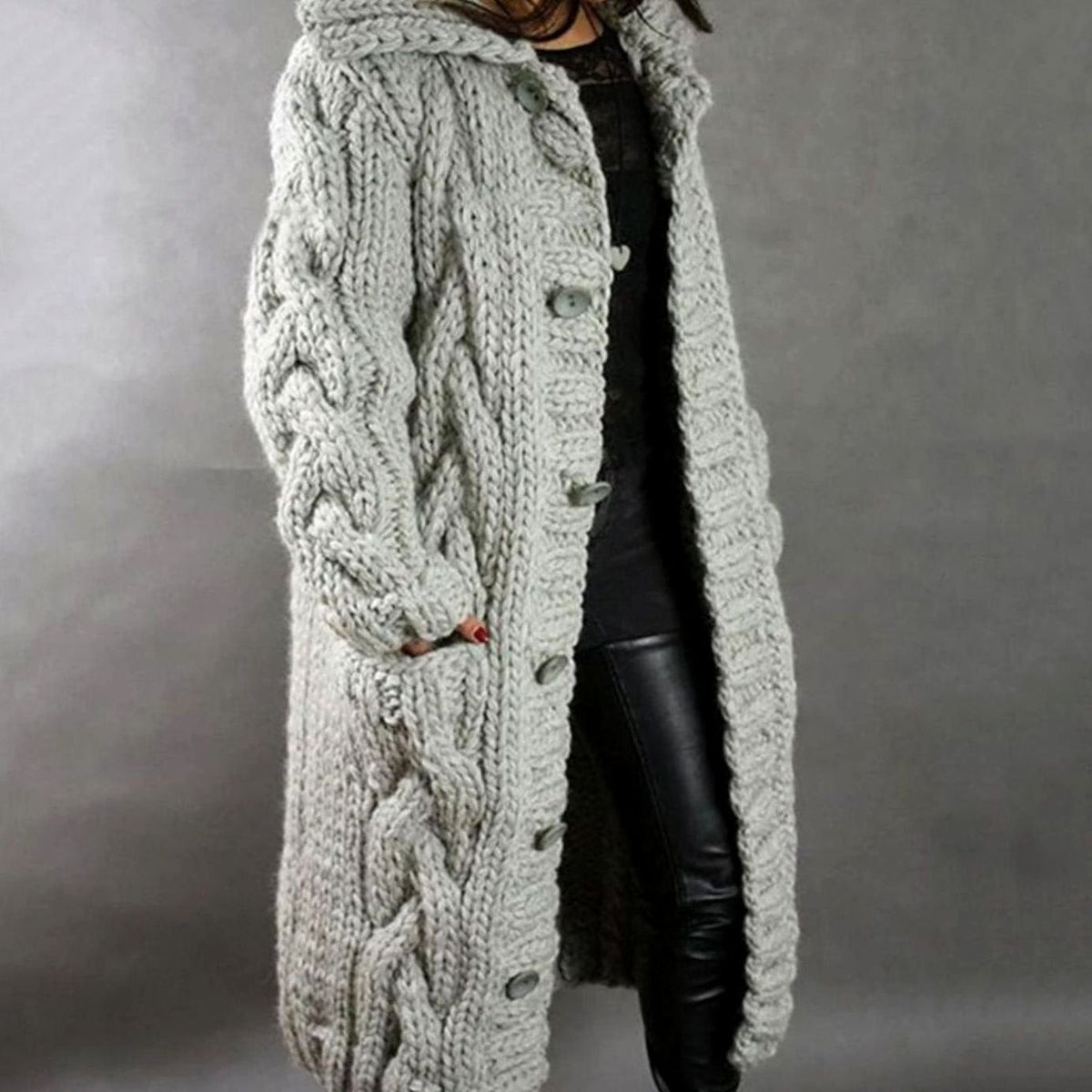 Oversized Damen-Strickjacke mit Zopfmuster, Kapuze und Taschen für Herbst und Winter in Silbergrau