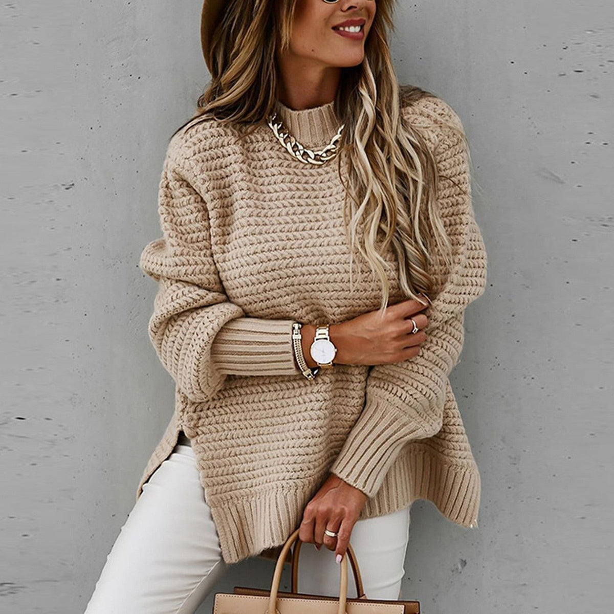 Oversized Damen-Strickpullover mit Stehkragen, Seitenschlitzen und längerem Rücken in Beige