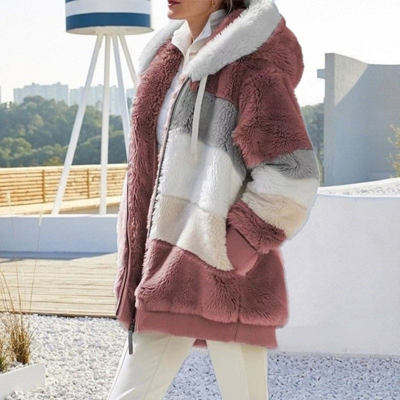 Oversized Damen-Teddyjacke mit großer Kapuze, Reißverschluss und Blockstreifen in Weinrot