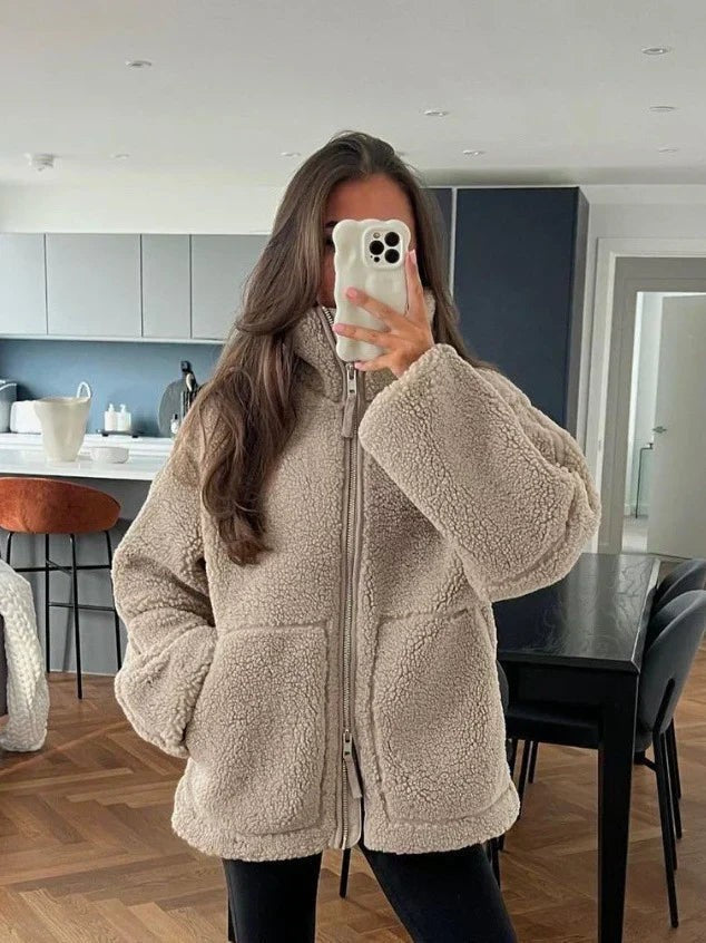 Oversized Damen-Teddyjacke mit Stehkragen, Reißverschluss und aufgesetzten Taschen, Ansicht 4