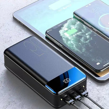 Powerbank mit 30.000 mAh, Schnellladefunktion und LED-Anzeige für Smartphone und Tablet in Schwarz