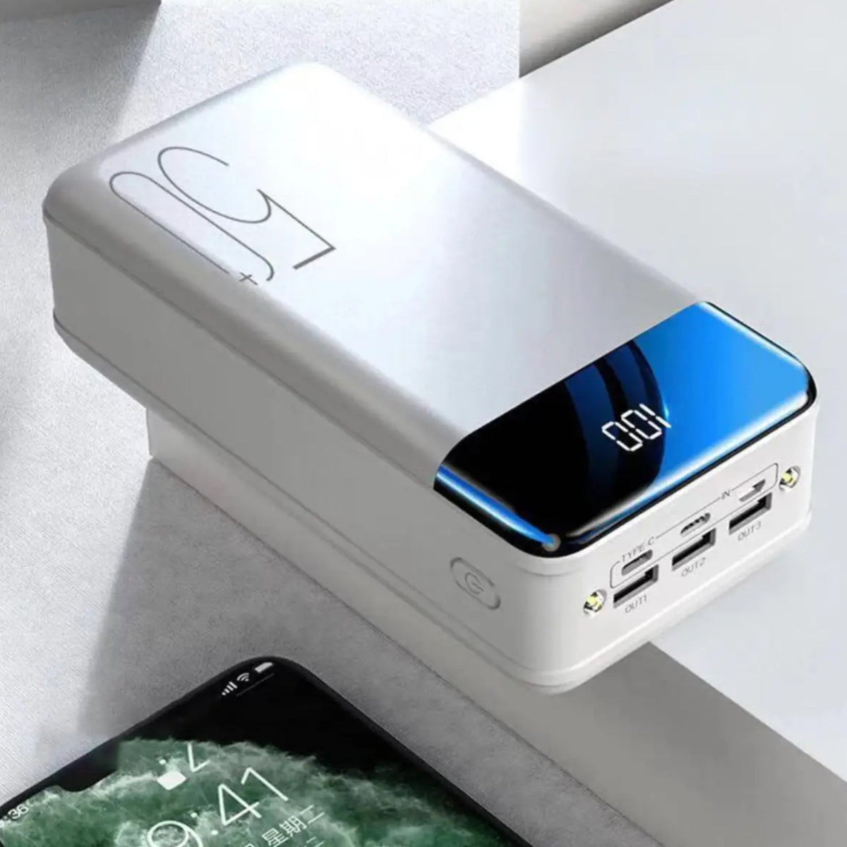 Powerbank mit 30.000 mAh, Schnellladefunktion und LED-Anzeige für Smartphone und Tablet in Weiß