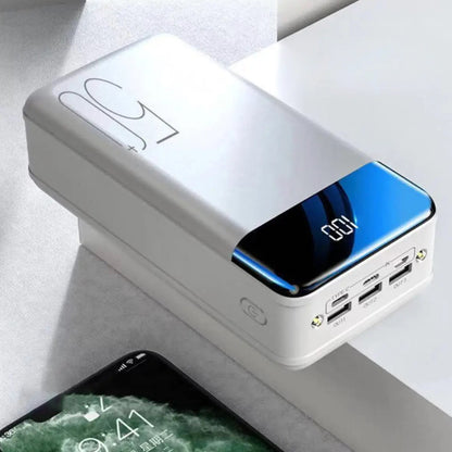 Powerbank mit 30.000 mAh, Schnellladefunktion und LED-Anzeige für Smartphone und Tablet in Weiß