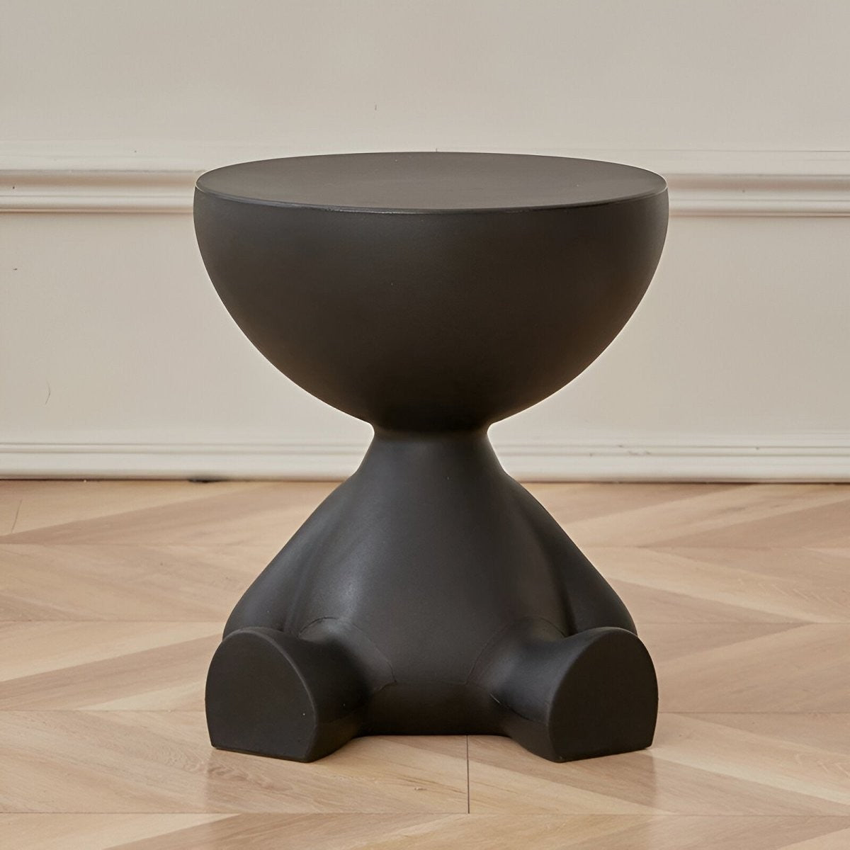 Runder Beistelltisch aus Kunststoff in Figurenform als Couchtisch oder Dekotisch in Schwarz