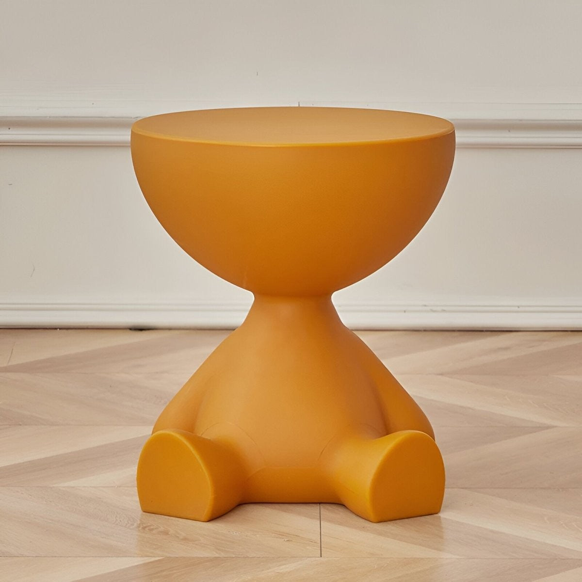 Runder Beistelltisch aus Kunststoff in Figurenform als Couchtisch oder Dekotisch in Orange