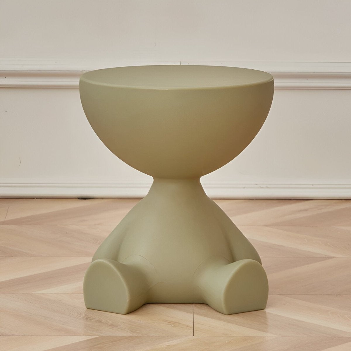 Runder Beistelltisch aus Kunststoff in Figurenform als Couchtisch oder Dekotisch in Dunkelgrün