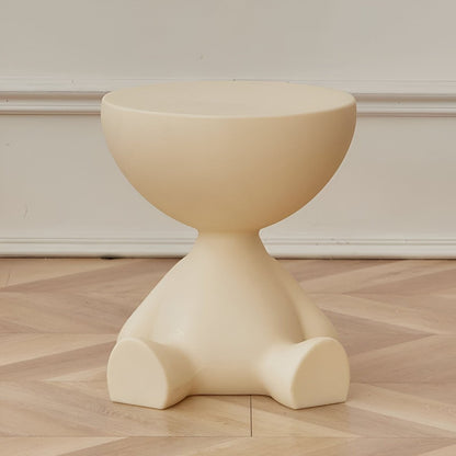 Runder Beistelltisch aus Kunststoff in Figurenform als Couchtisch oder Dekotisch in Creme