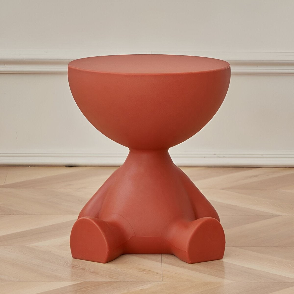 Runder Beistelltisch aus Kunststoff in Figurenform als Couchtisch oder Dekotisch in Rot