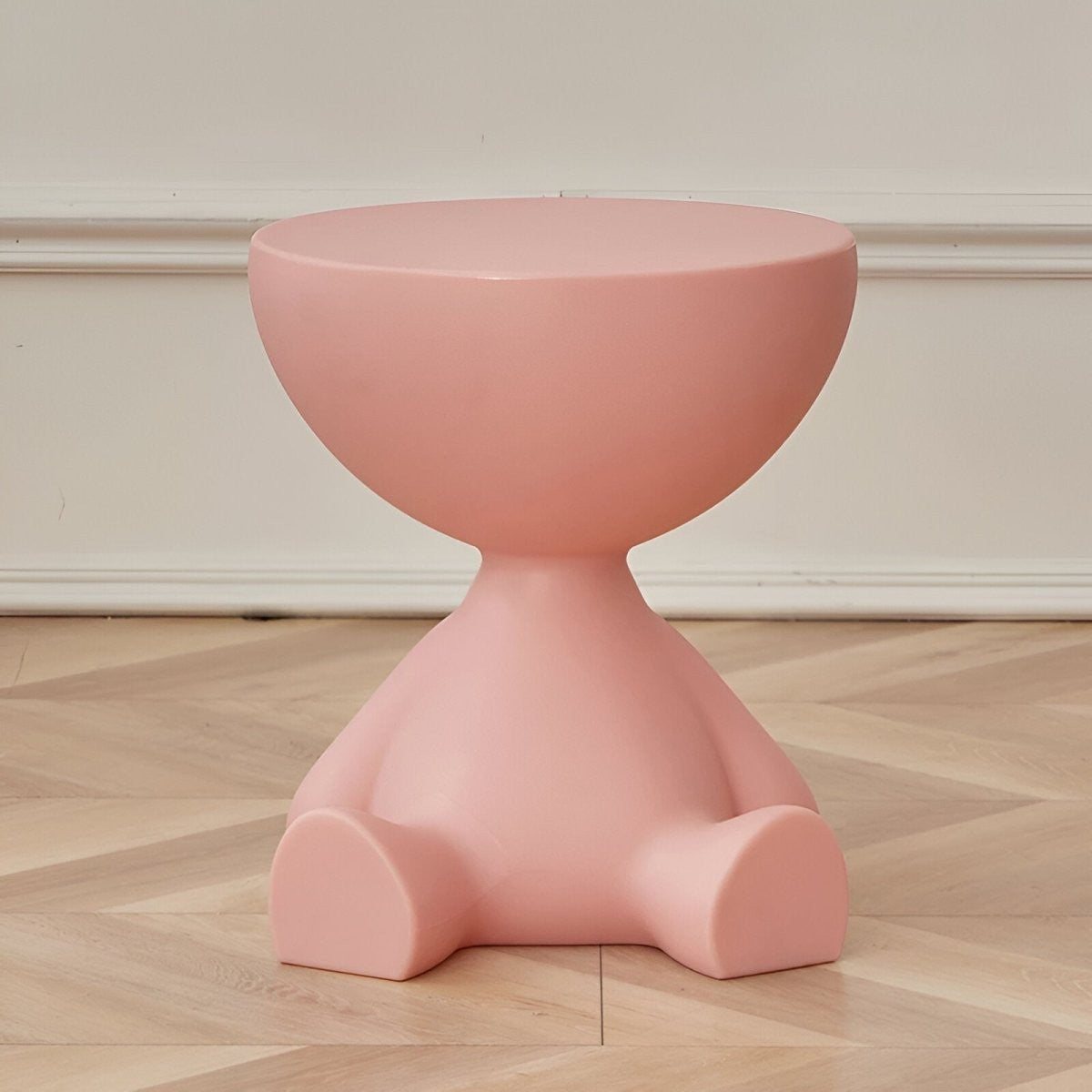 Runder Beistelltisch aus Kunststoff in Figurenform als Couchtisch oder Dekotisch in Rosa