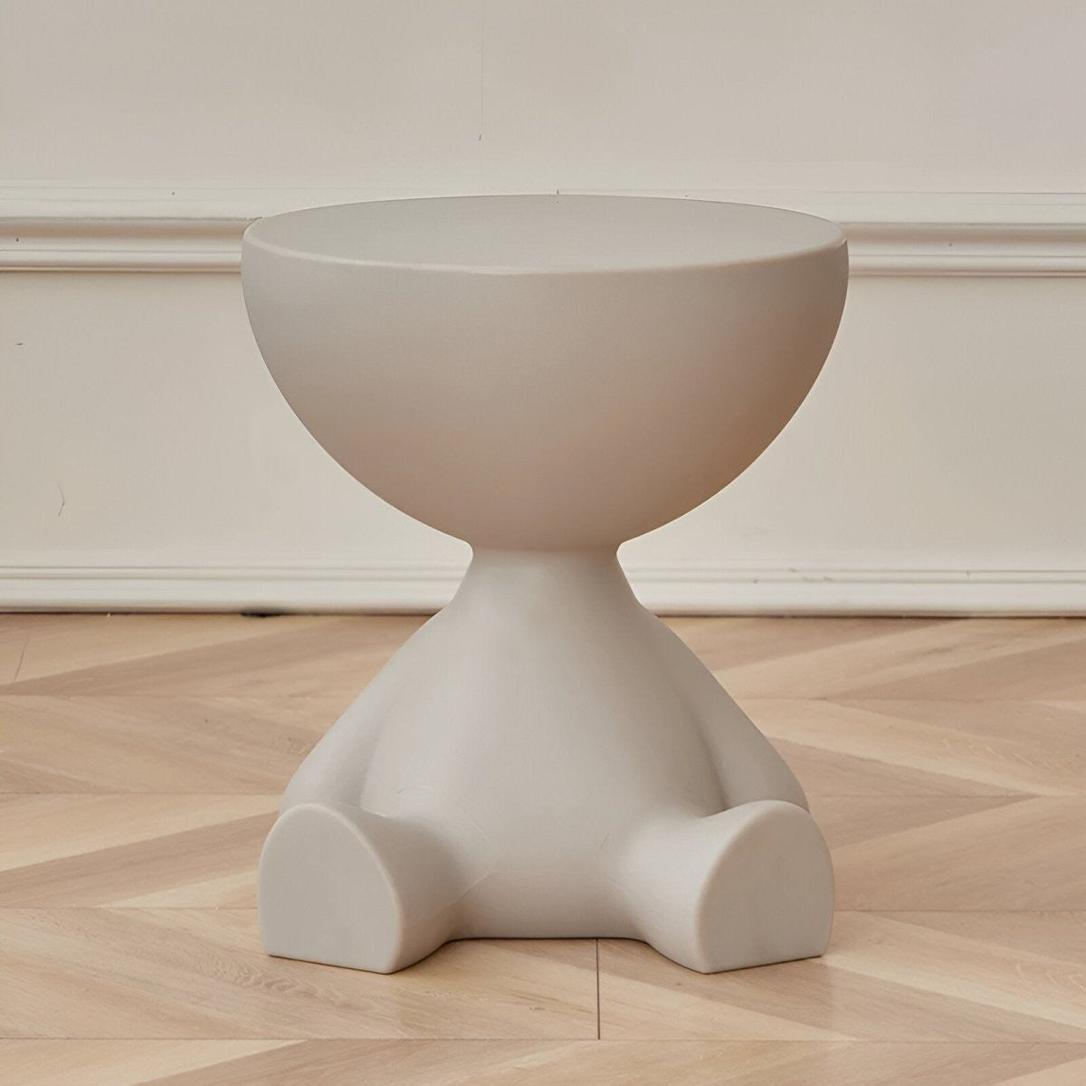 Runder Beistelltisch aus Kunststoff in Figurenform als Couchtisch oder Dekotisch in Grau