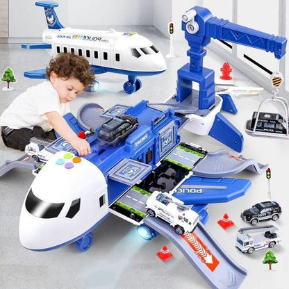 Kind spielt mit einem blauen Spielzeugflugzeug voller Polizeiautos