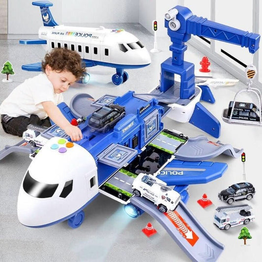 Kind spielt mit einem blauen Spielzeugflugzeug voller Polizeiautos