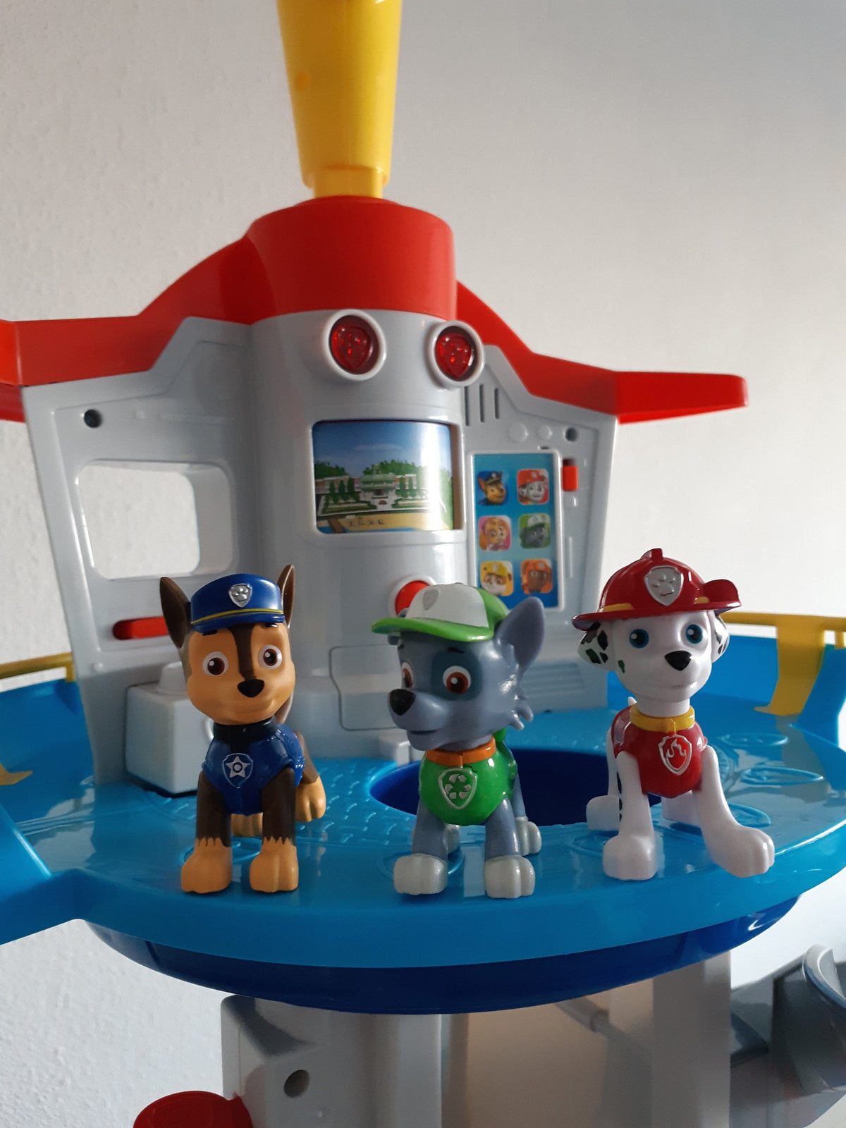 Spielturm mit Rettungsfahrzeugen, Rutschbahn und 9 Spielfiguren für Kinder ab 4 Jahren, Ansicht 4