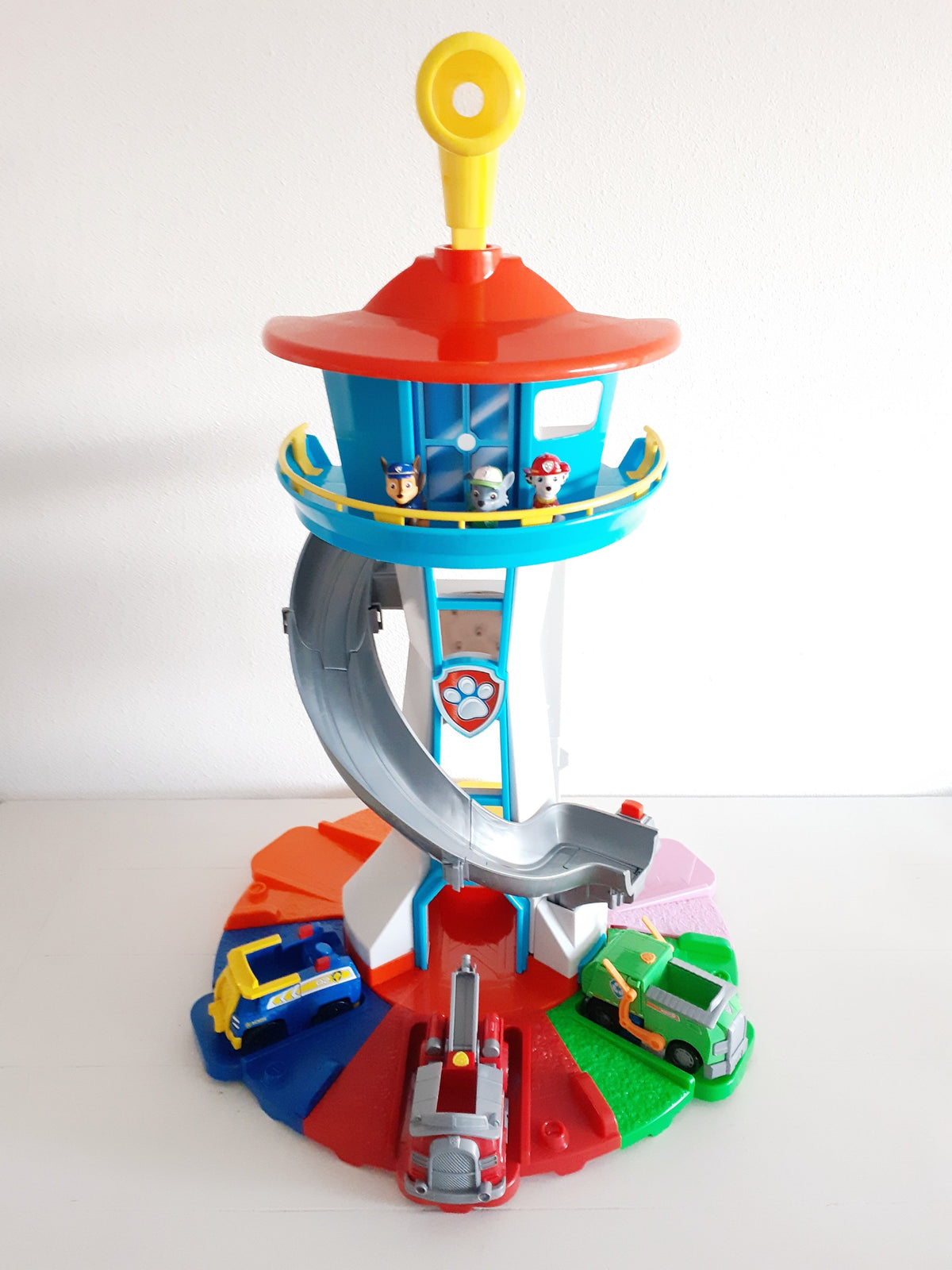 Spielturm mit Rettungsfahrzeugen, Rutschbahn und 9 Spielfiguren für Kinder ab 4 Jahren, Ansicht 5