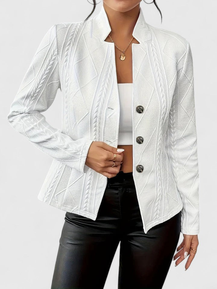 Taillierte Damen-Jacke mit Stehkragen, Reliefstruktur und Knopfleiste in Weiß