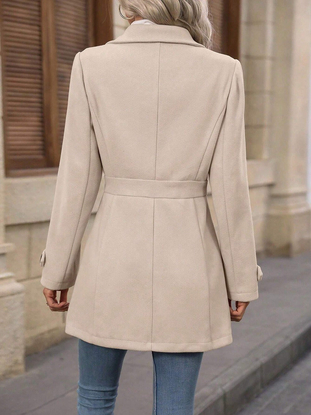 Taillierter Damen-Trenchcoat mit Reverskragen, Knopfleiste und Taillenriegel für die Übergangszeit, Ansicht 6