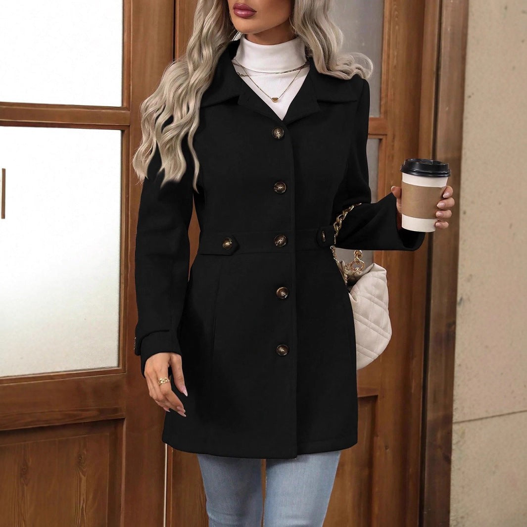 Taillierter Damen-Trenchcoat mit Reverskragen, Knopfleiste und Taillenriegel für die Übergangszeit, Ansicht 9