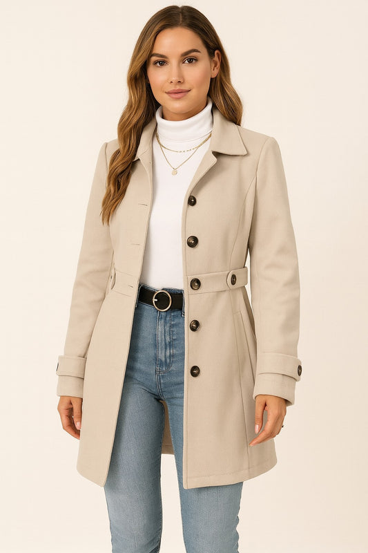 Taillierter Damen-Trenchcoat mit Reverskragen, Knopfleiste und Taillenriegel für die Übergangszeit in Champagner