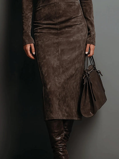 Tailliertes Damen-Midikleid in Wildlederoptik mit Rollkragen und langen Ärmeln, Ansicht 3