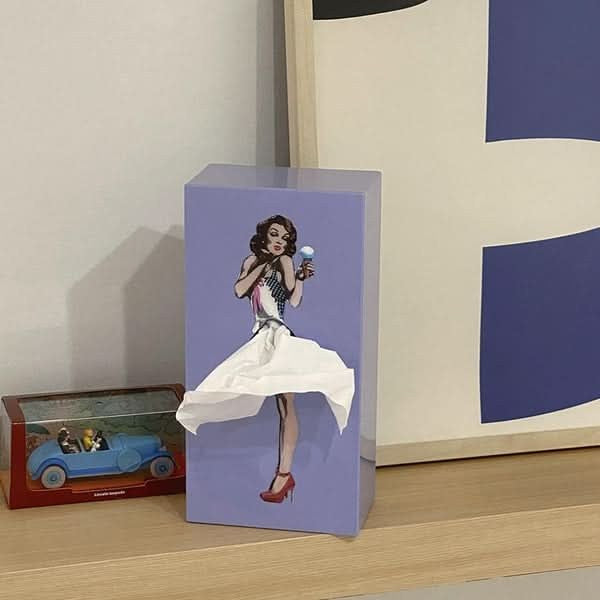 Taschentuchbox aus Kunststoff mit Retro-Tänzerin-Motiv, bei der das Taschentuch zum Rock wird in Lila
