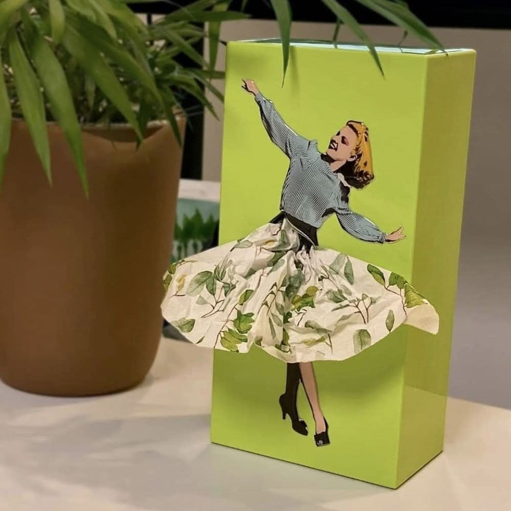 Taschentuchbox aus Kunststoff mit Retro-Tänzerin-Motiv, bei der das Taschentuch zum Rock wird in Grün